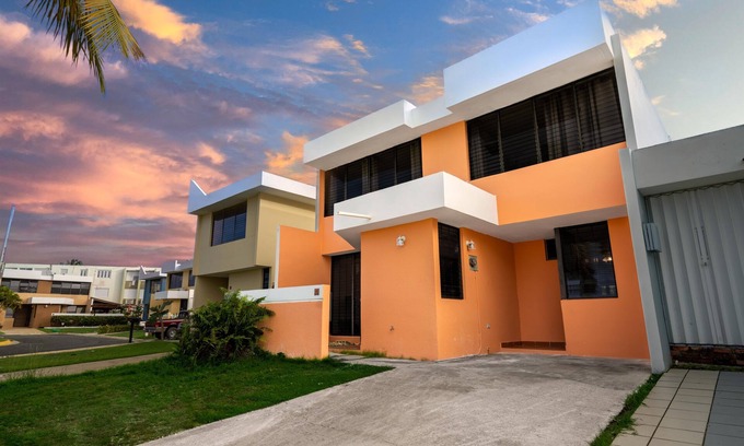 Solimar House | Walk to beach, Pool, close to Kioskos & Rainforest, 24 hr security, parking n