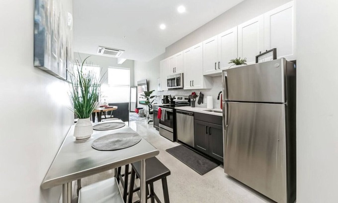 Downtown Cincinnati Apartment | Walk to Bengals, Reds, Free Parking, King Bed, Gym, rooftop