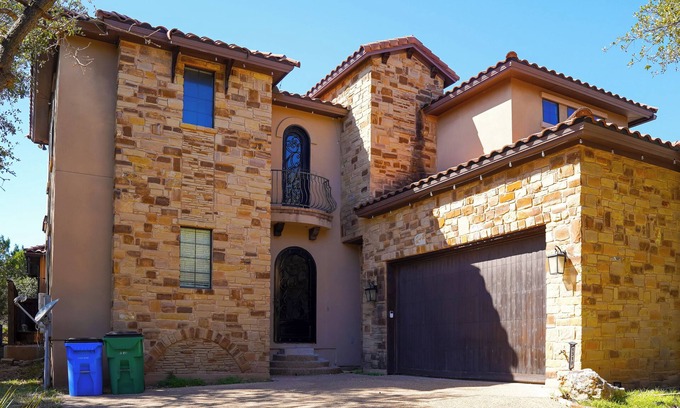 Lake Austin Village House | Walk to Boat Launch: Stylish Austin Gem