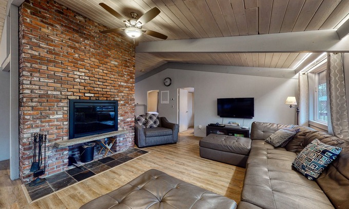 Cranmore Birches House | Walk to Cranmore & downtown shops Renovated home w/deck, AC & W/D