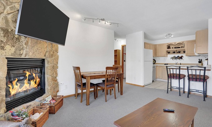 Steamboat Springs Condo | Walk to Dining & Shopping | W&D| Comm Hot Tubs | Free Bus Line| Monthly Rates