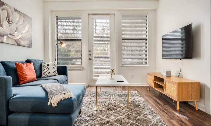 Bouldin Apartment | Walk to Downtown! 2BR SoCo | Pool, Parking, Gym 05