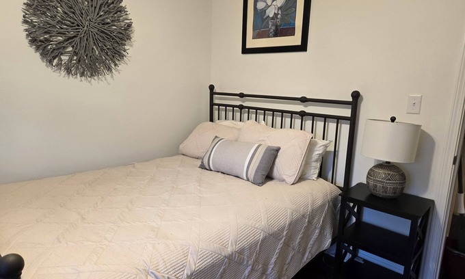 Athens Bed & Breakfast | Walk to Downtown Athens and UGA North Campus from this lovely Bedroom Suite!