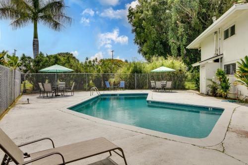 Hilo Apartment | Walk to Downtown Hilo Condo with Pool Access!