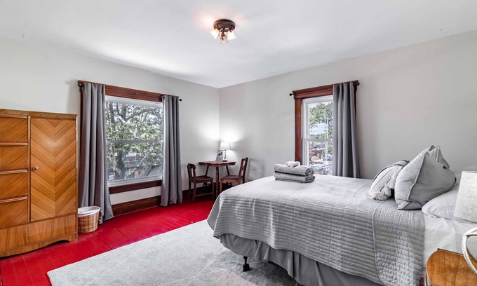 Kent House | Walk to Downtown Kent - 3 BR House w/Patio & Yard