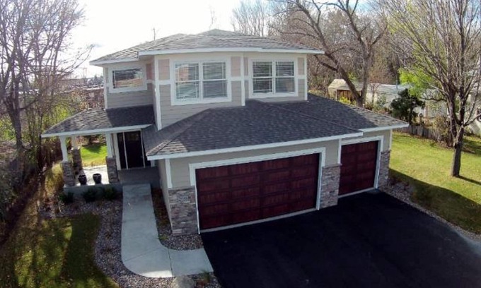 Wayzata House | Walk to Downtown Wayzata for Coffee, Shopping and Great Night Life!