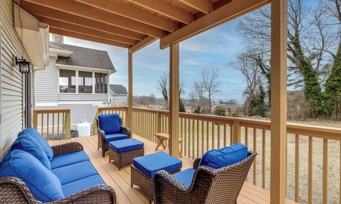 Groton Apartment | Walk to Eastern Point Beach: Apt w/Water View!