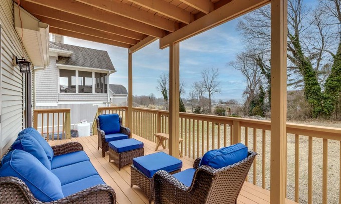 Groton Apartment | Walk to Eastern Point Beach Apt with Water View!