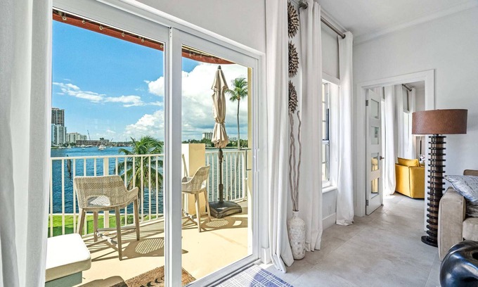 Central Beach Apartment | Walk to Ft Lauderdale beach - Water Views & Pool