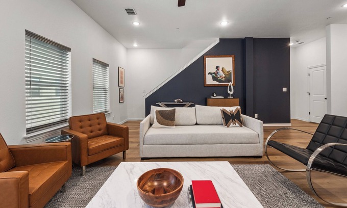 Arlington House | Walk to Globe Life | Prime Location for Sharkira