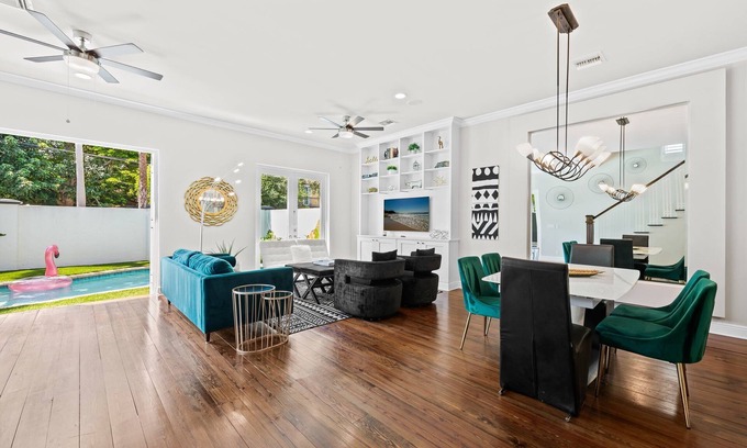 Victoria Park House | Walk to Las Olas ~Triple Decker ~ Huge Bathrooms ~ Heated Pool ~ Rooftop Deck ~ Awesome Location