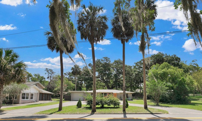 Mount Dora House | Walk to Marina, Park View Palms, Mid-Century Home, Sleeps 6, Pet Friendly Fence