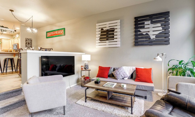 Troutdale House | Walk to McMenamins Edgefield: Inviting Townhome!