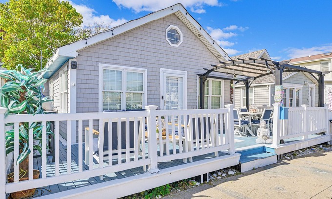 Long Beach House | Walk to Ocean: Pet-Friendly Home in Long Beach!