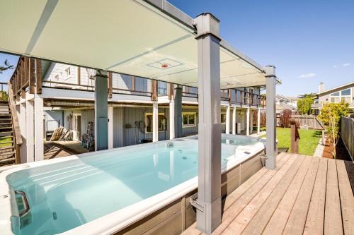 Half Moon Bay Apartment | Walk to Poplar Beach Cozy Coastal Getaway with Yard