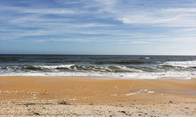 Palm Coast House | Walk to private beach from this cozy, pet friendly cottage in the Hammocks!