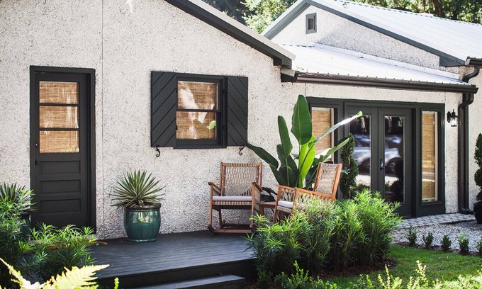 Saint Simons Island Cottage | WALK to restaurants, lighthouse and shops! Charming cottage, cozy & bright!
