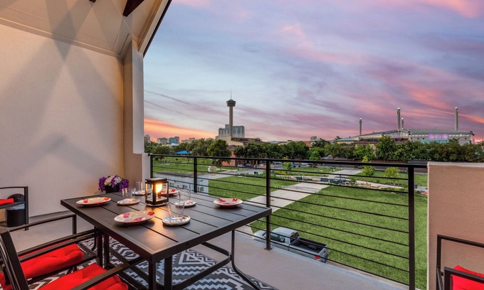 Southtown House | Walk to Riverwalk & Alamodome from Modern Retreat- 2 Car Garage w/EV Charger