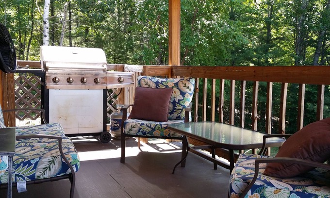 North Conway House | Walk to Settlers Green Shopping Outlet