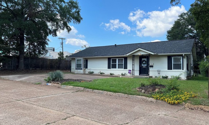 Nacogdoches House | Walk to SFA, Centrally located 3 bedroom in historic Pecan Street Neighborhood