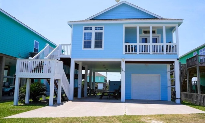 Port Bolivar Cabin | Walk to The Beach! Pet Friendly - King bed