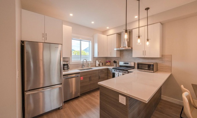 Okanagan-Similkameen House | Walk to the beach from brand new modern townhouse!
