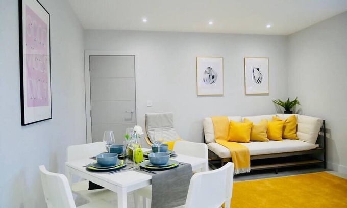 Westbourne Apartment | ⭐ Walk to the BEACH, Parking, WIFI & Netflix