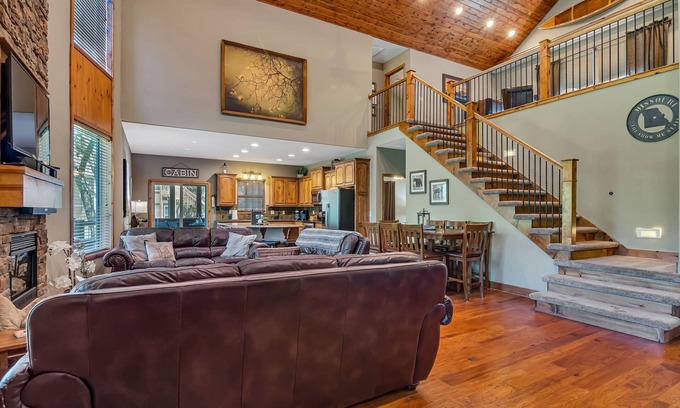 Hollister Cabin | Walk to the Pool! Large Yard! 10 Min to Branson Landing!