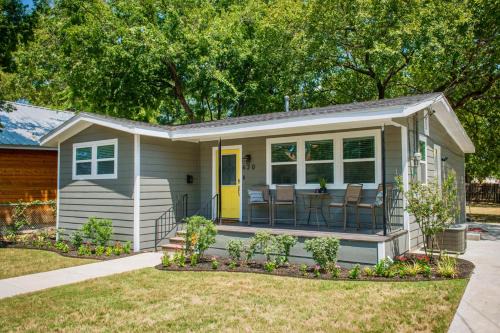 Brazos House | Walk to the Silos! 3 Bed 1960's Bungalow near Baylor