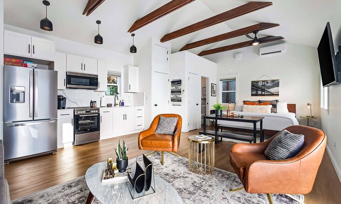West End House | Walk to the waterfront! The South Sound Suite