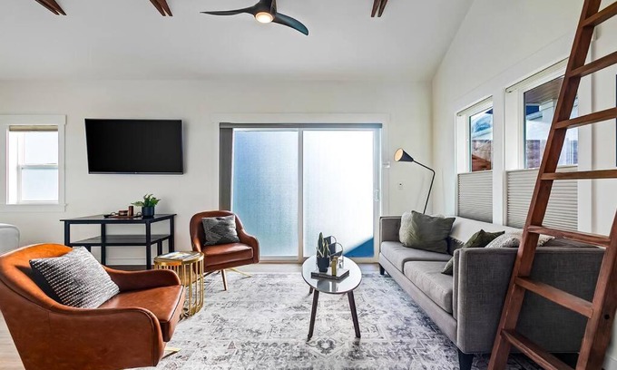 West End Apartment | Walk to the waterfront! The South Sound Suite
