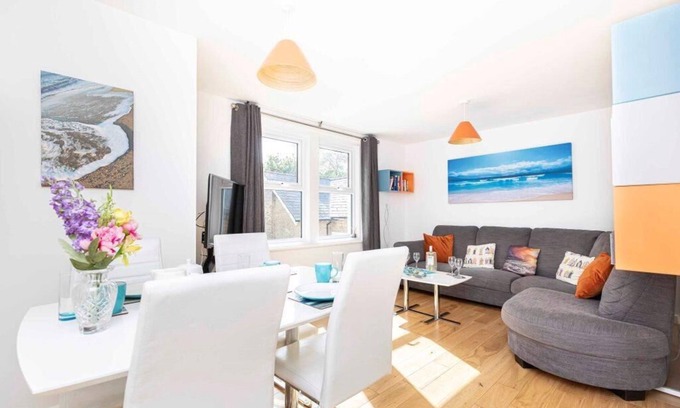 Bournemouth Apartment | WALK TO TOWN CENTRE and SANDY BEACHES with USE OF BEACH HUT -FM6114