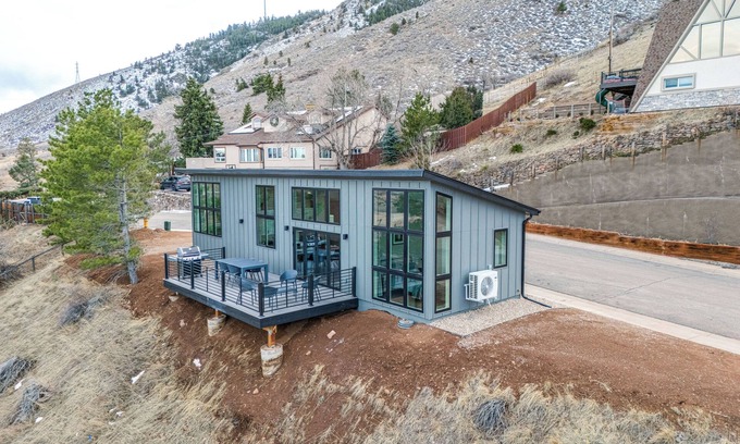Golden House | Walk to Trail: 'Lookout Landing' Newly Built Home!