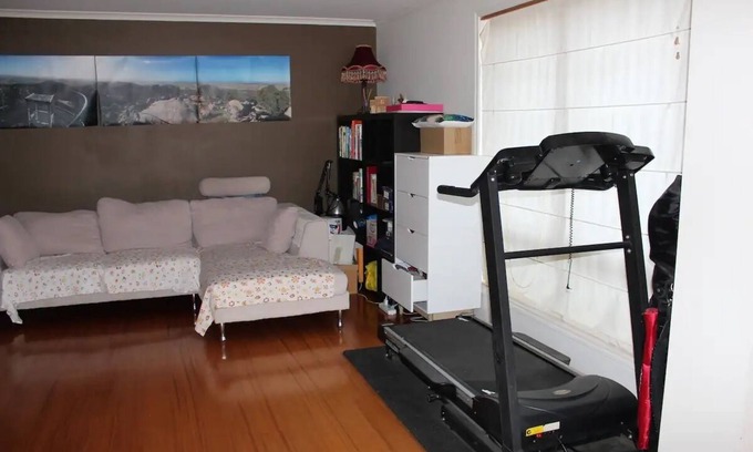 Point Cook House | Walk to train station, cosy house +treadmill …