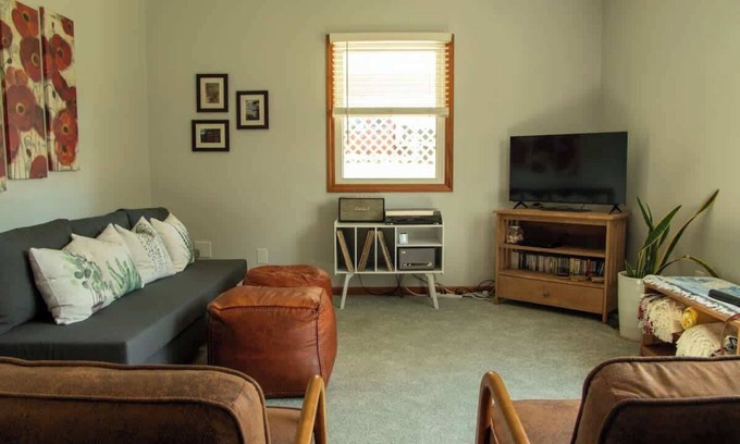 Alto Pass House | Walk to Weddings-Wineries-Trails, Family Friendly Home in Downtown Alto Pass
