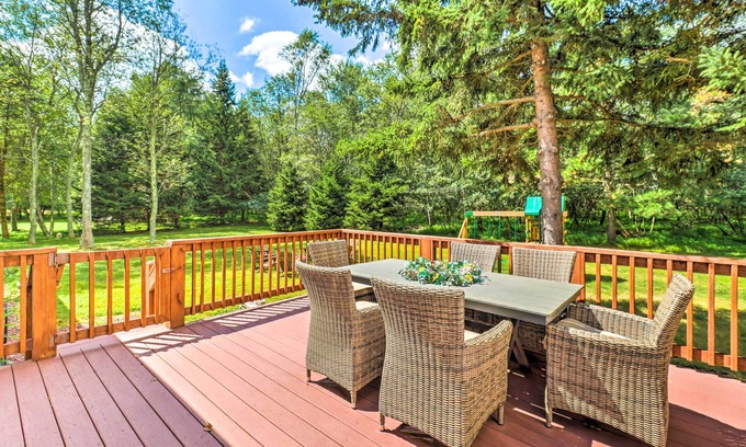 Albrightsville Cottage | Walk to Wolf Run Lake: Cottage w/Furnished Deck