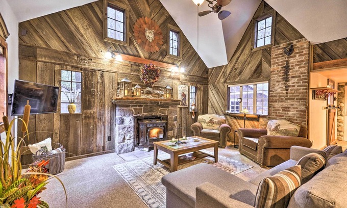 Mount Hood Village Cottage | Walk to Zigzag River: ‘The Sundance’ Cottage