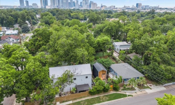 Holly Villa | Walkable 3-home 3,800 sq-ft Villa