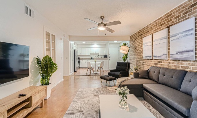 Bouldin Apartment | Walkable Dtwn 2B Getaway | Sleeps 6 | Pool, Prkg