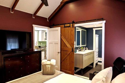 Downtown Buffalo House | Walkable Elmwood Cottage, No Chores 2Bath 2BR 1Car