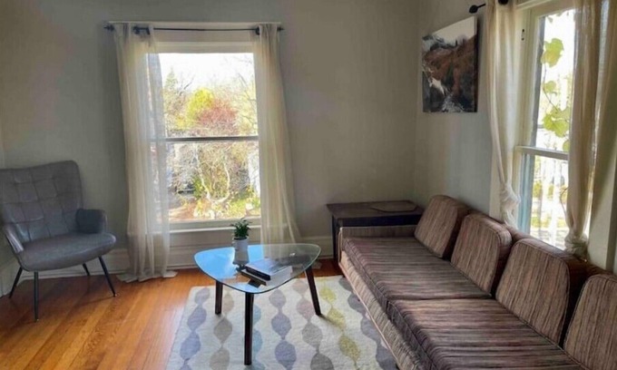 Old West Side House | “Walkers’ Paradise”-Old Westside 2nd floor Apartment in Historic House