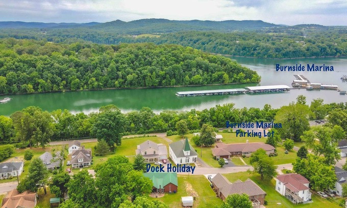 Burnside Cabin | Walking distance to Burnside marina! Views of beautiful Lake Cumberland!