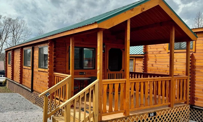Marion Cabin | Walking Distance to Lake James: Private Resort Amenities