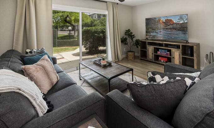 Sunset House | Walking distance to MIll Ave, Tempe Beach Park, Sun Devil Stadium, ASU. UPDATED!