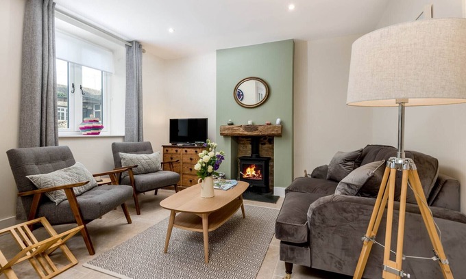 Burford Cottage | WALL COTTAGE, family friendly, with a garden in Burford