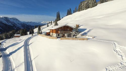Saalbach-Hinterglemm Ski Chalet | Wallegg Lodge - Alpine Premium Chalet - Ski In-Ski Out - Real Alpine Location Saalbach