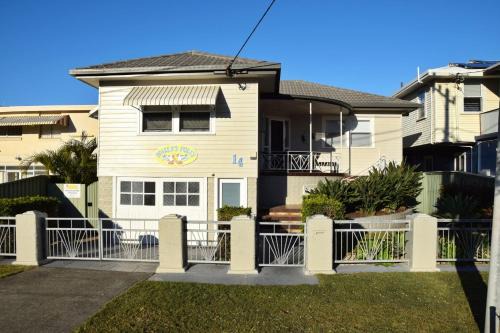 South West Rocks House | Wally's Folly - Bring your own linen.