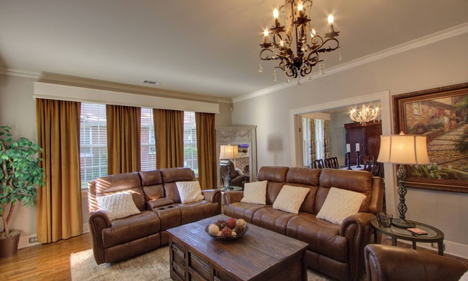 Texarkana House | Walnut Manor - Be Our Guest – Ideal for Business Professionals and Families.
