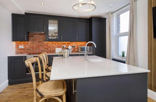 York House | Walpole House - Hot Tub, Games Room, Sleeps 12