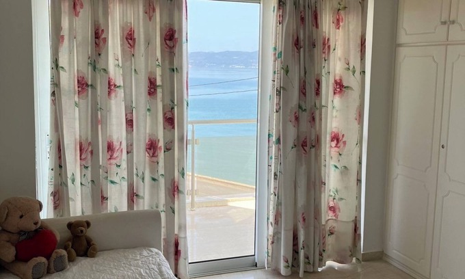 Oropos Apartment | Want to get away with your family/friends/pet/self while staying by the beach?
